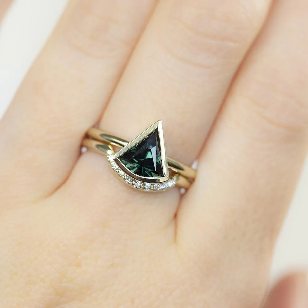 1.35ct Green Fan Sapphire Bezel Set Ring with Curved Diamond Band In 14k Yellow Gold